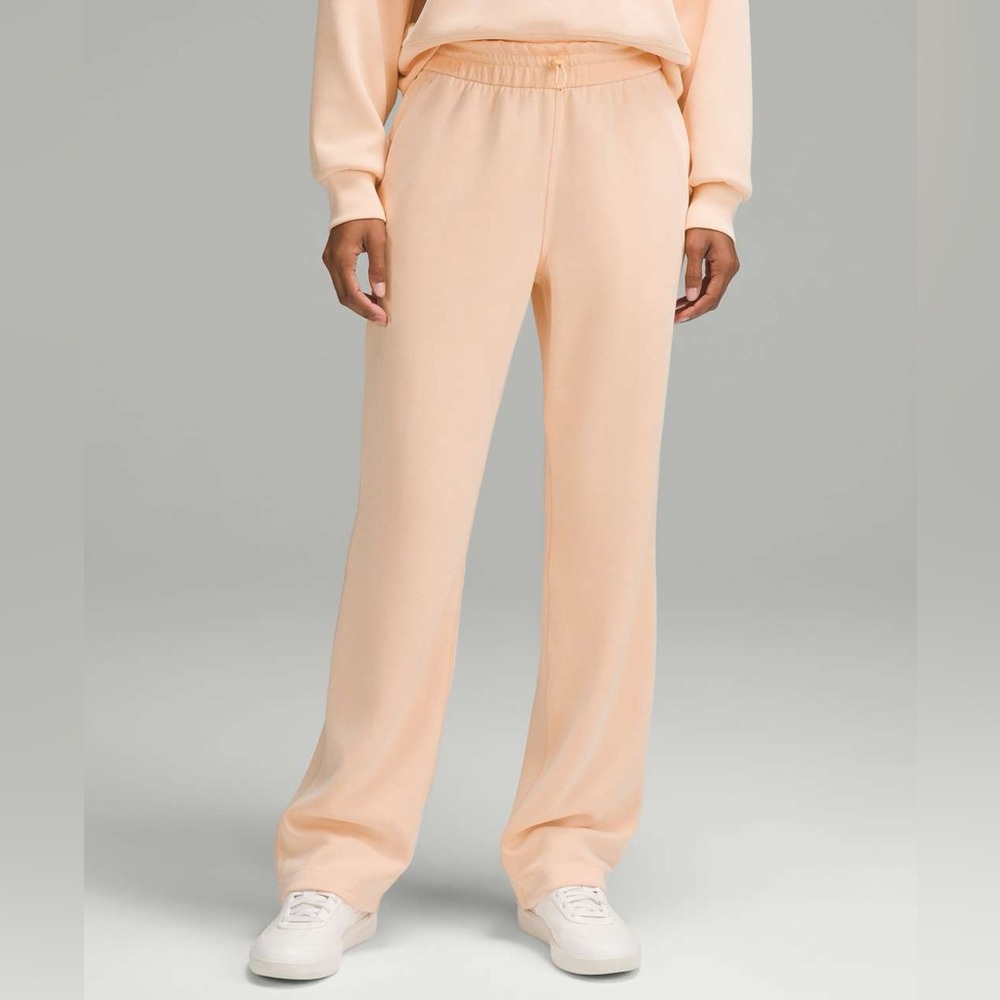 NWT Lululemon‎ Softstreme High-Rise Pant *Regular
Peach Bellini Size 14